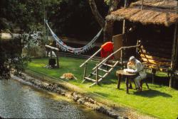 George de Caunes sur une ile du zoo de la palmyre en 1990